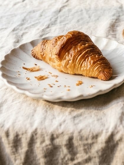 Croissant doré sur assiette